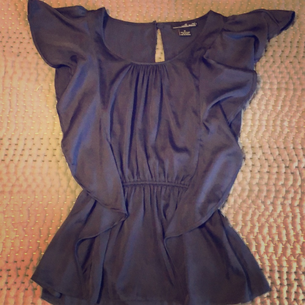 Cute blue top with wavy detail